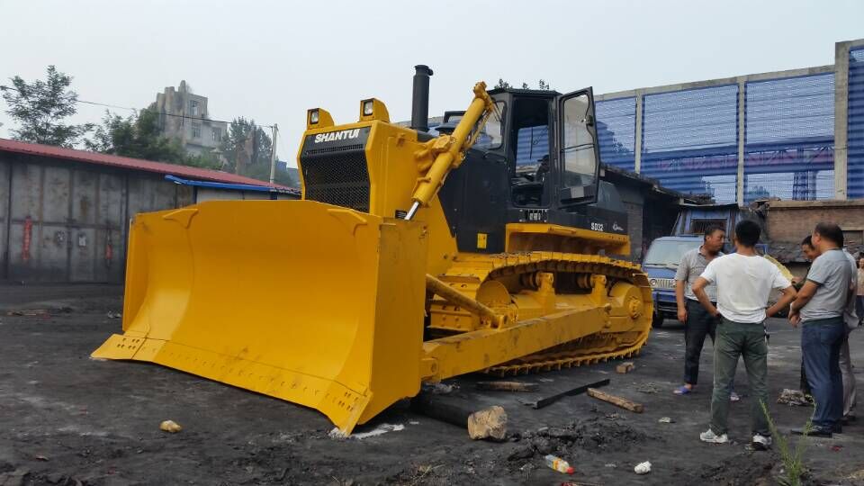 河南山推義煤石豪礦SD320推土機(jī)交車現(xiàn)場(chǎng)