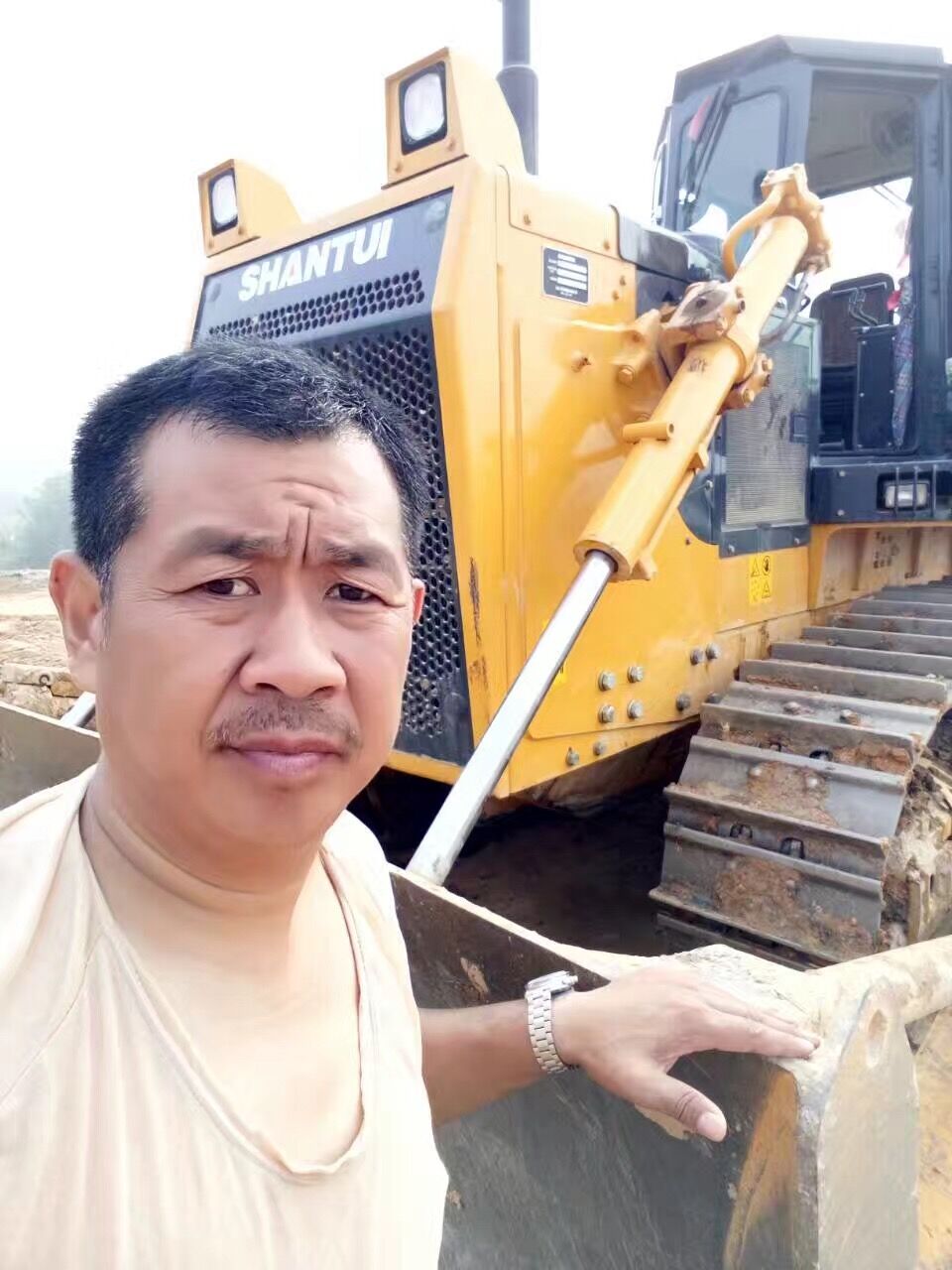 客戶和推土機合影