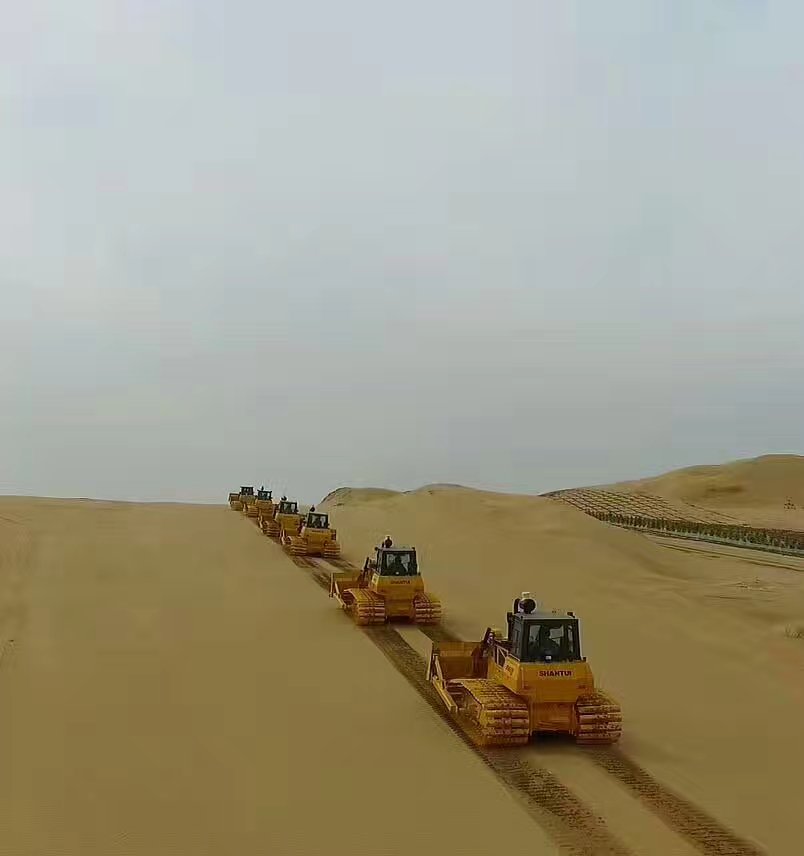 霸氣了山推推土機(jī)，山推推土機(jī)沙漠顯神威
