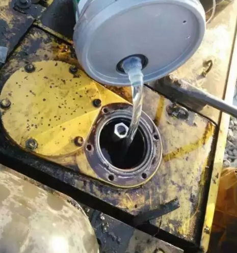 工程機(jī)械車加油 工程機(jī)械車加油