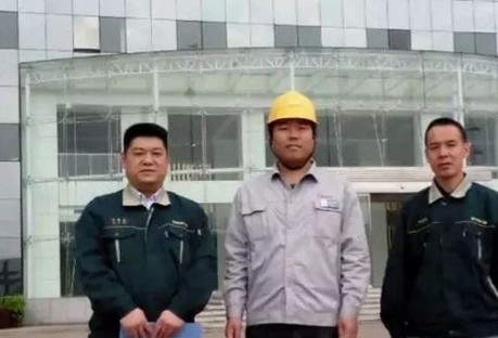 山推服務人員與客戶合影留念