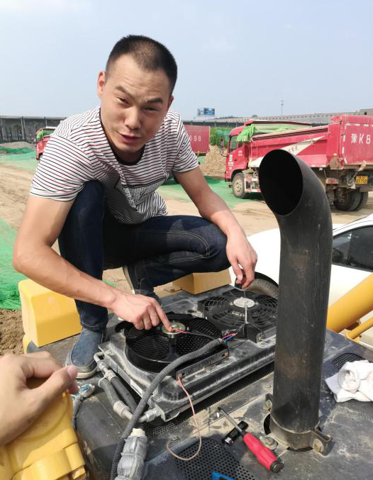 河南山推人的一天之推土機服務(wù)