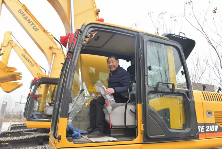 山推挖掘機試車中