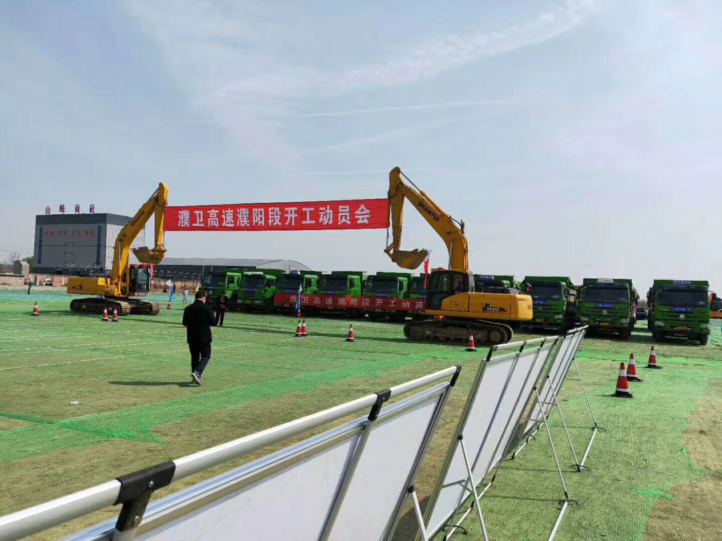 山推挖掘機助力濮衛(wèi)高速濮陽段建設