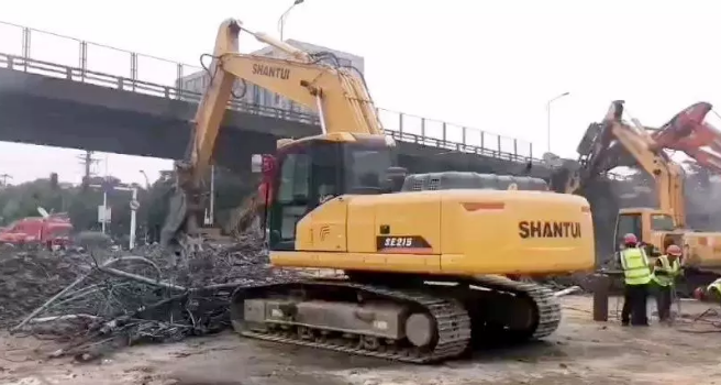 山推挖掘機(jī)救援作業(yè)