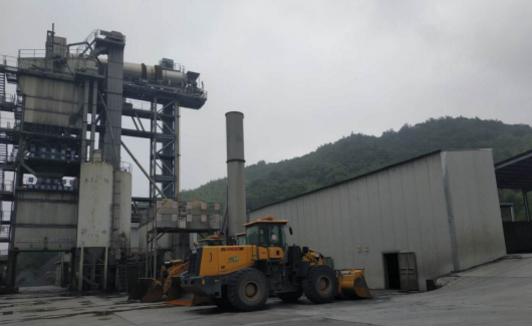 山推裝載機停放在施工地