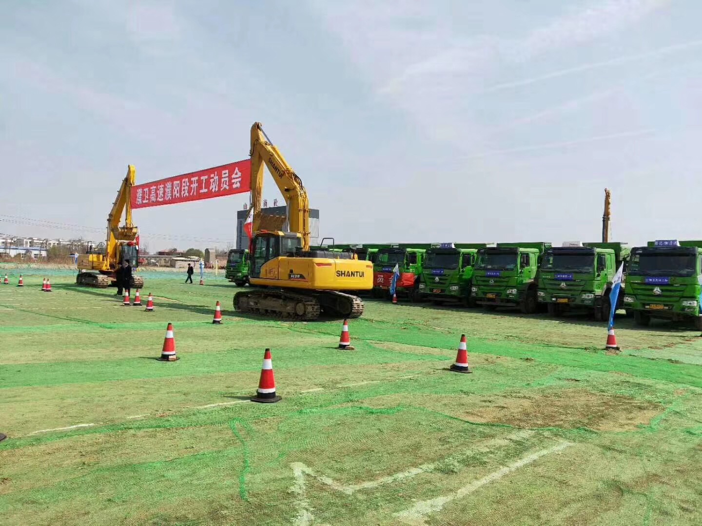 山推工程機(jī)械車輛交車客戶 助力河南高速建設(shè)