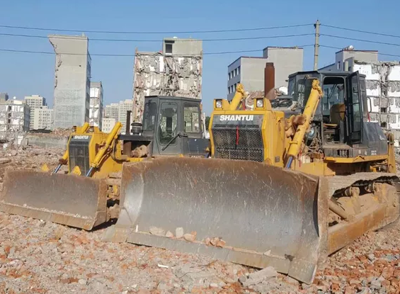 左邊是160型推土機(jī)，右邊是320型推土機(jī)