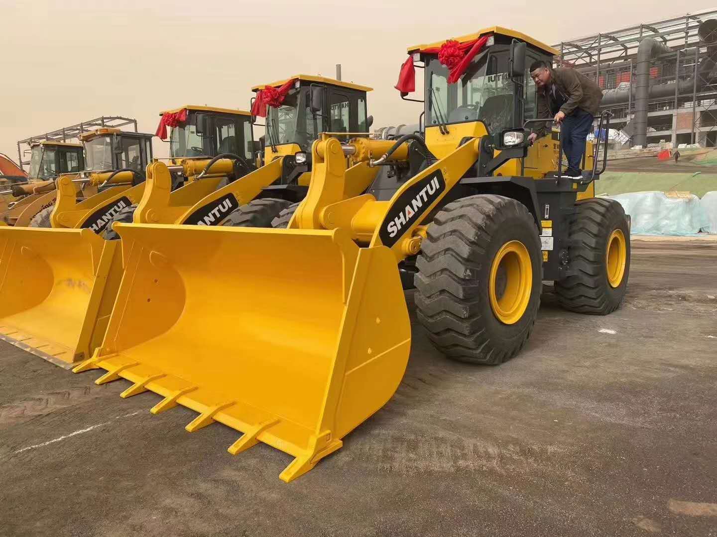 山推裝載機(jī)交付客戶