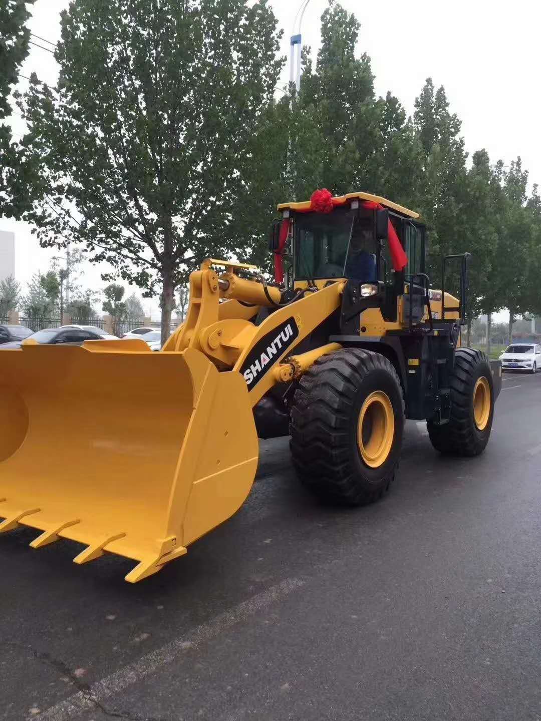 山推裝載機(jī)交付客戶