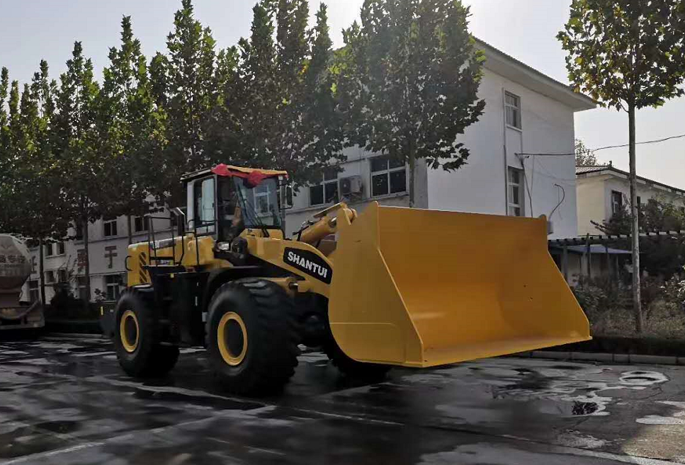 山推加長臂煤炭型裝載機(jī)交車客戶