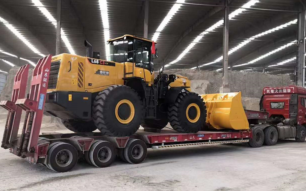 山推加長臂煤炭型裝載機(jī)交車客戶