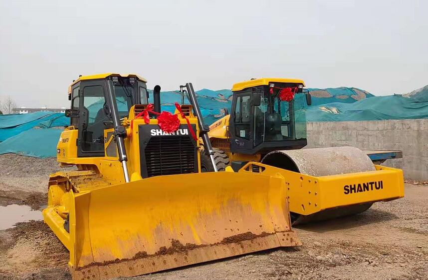 山推推土機(jī)、壓路機(jī)設(shè)備交車客戶