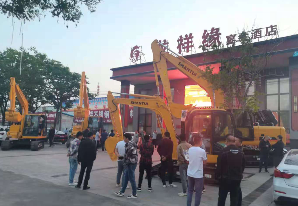 山推挖掘機(jī)產(chǎn)品促銷會在河南新鄉(xiāng)成功舉辦