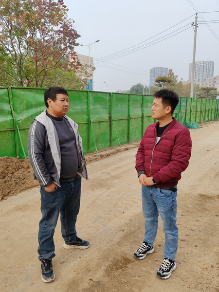 河南山推工作人員和客戶王老板交談 河南山推工作人員和客戶王老板交談
