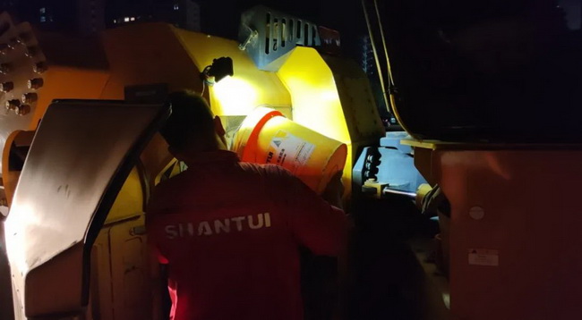 服務(wù)人員深夜為壓路機(jī)做保養(yǎng) 服務(wù)人員深夜為壓路機(jī)做保養(yǎng)