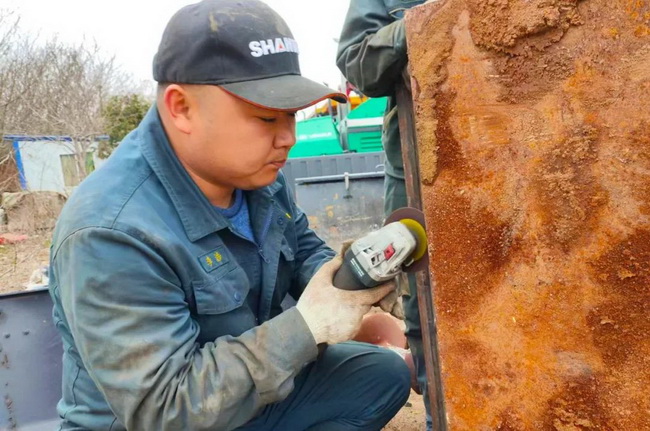 山推服務(wù)人員為客戶主機設(shè)備進行了全面細致的檢查維保