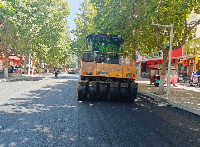 山推壓路機(jī)助力滎陽市城區(qū)道路修復(fù) 山推壓路機(jī)助力滎陽市城區(qū)道路修復(fù)